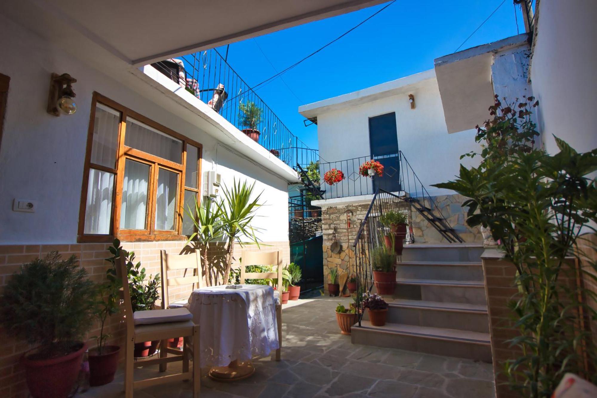 Guest House Denis Gjirokaster Exterior photo